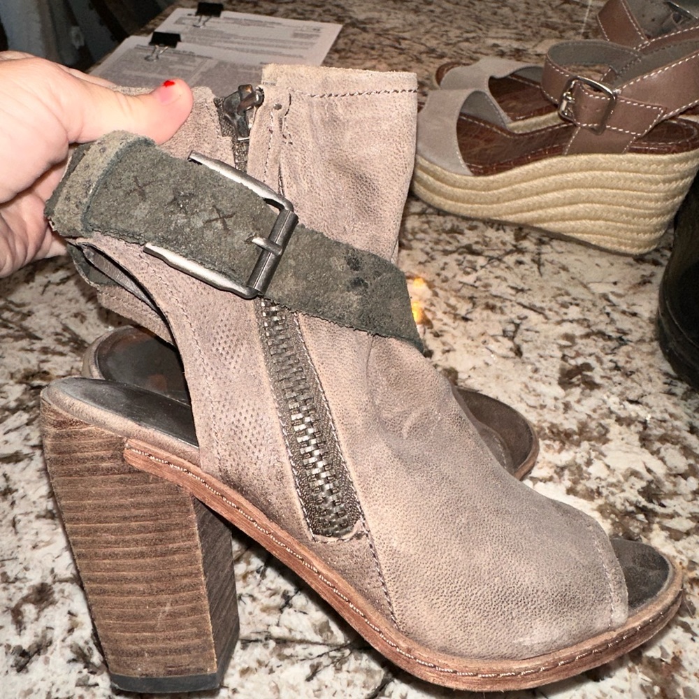 Dolce Vita 4” wood heel. Soft beige leather, Java color buckle. Zipped sides